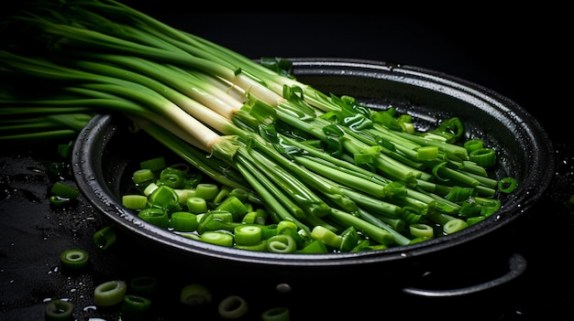 green-onion-chopped-green-onion-pods-in-a-saucepan_955834-9760[1]